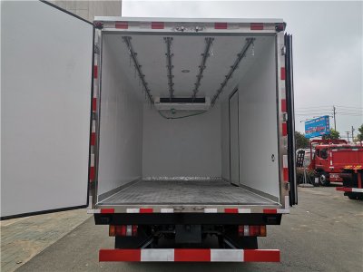 國(guó)六 江鈴凱運(yùn)4.2米肉鉤冷藏車